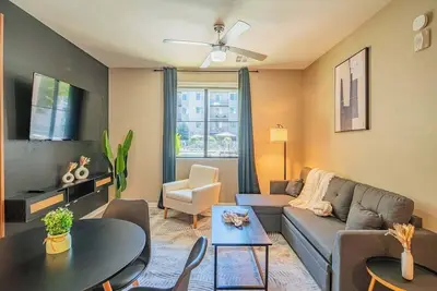 Image de Central Stay Apt |Gym, Pool, W/D, Parking, Sleep 5