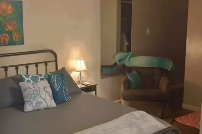 Southwest Retreat Private Pet friendly, fenced in yard 7min off I-64.