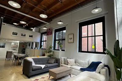 Image de Spacious Heritage Loft in the Heart of Gastown (Pet Friendly! )