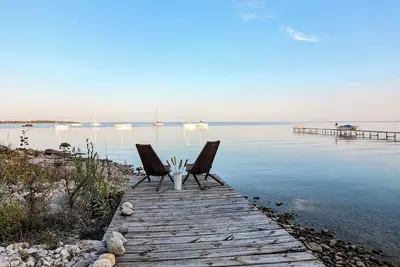 Image de Direct waterfront on Grand Traverse Bay, firepit, grill, large yard, pet ok
