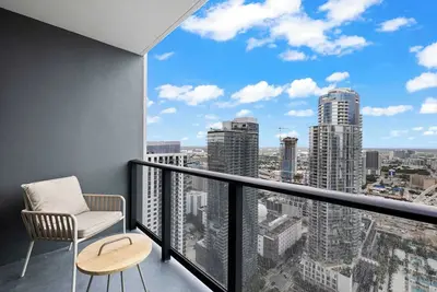 Image de 43rd-Floor Downtown Condo | Views + Free Parking