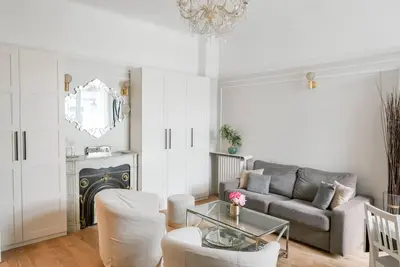 Image de Champs-Elysees Avenue spacious 1-bedroom apartment with Ac, sleeps 4!