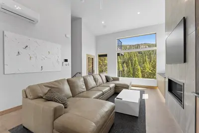Image de Luxury Townhome Just Steps Away From Ski Lifts & River Run Village!