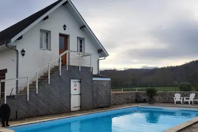 Image de Gîte pieds des Pyrénées, océan à 1h15, propriété avec piscine et tennis.
