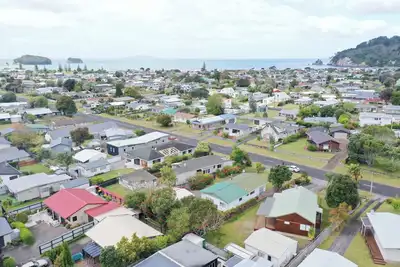 Image de Spacious 7-Sleeper Near Whangamata Beach