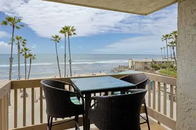Image de Beautifully remodeled two bedroom with panoramic ocean views!