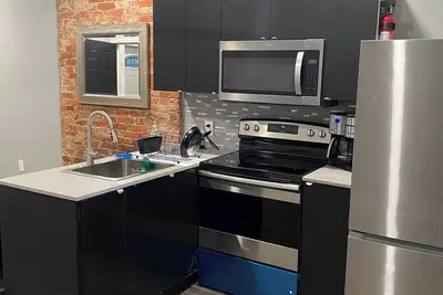 Image de Spacious 1 bedroom near Phila Zoo/ Fairmount Park. Rear Deck, Wifi, Coffee Maker