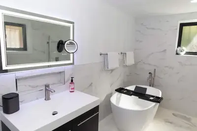 Image de Chic 2-bedroom apt, Brooklyn, Ac, WiFi, close to train, restaurants, supermarket