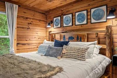 Romantic, Hot Tub, Game Room, walk to bike path
