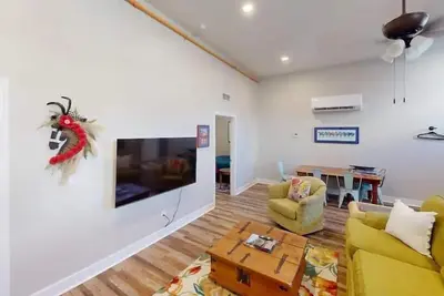 Image de 2br|Ada|Warehouse Suite Exposed Brick|Modern Theme