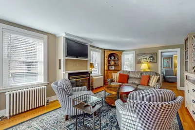 Image de Cozy dog-friendly home, fenced yard, gas fireplace, Bbq, wifi, partial a/c, w/d