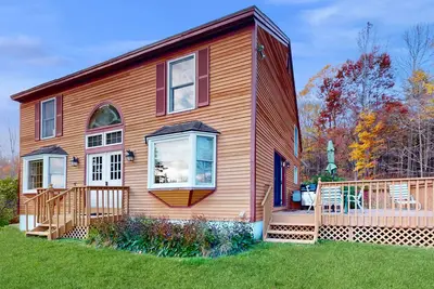 Image de Beautiful house w/ mountain & valley views, woodstove, deck, bbq, wifi, w/d