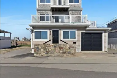 Image de Charming 3 story house in Scituate surrounded by water