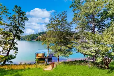 Image de Lake front home with games, fire pit, gas grill and dock