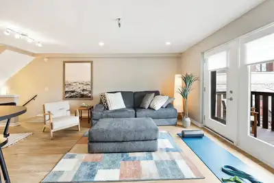 Image de Modern Madison Townhouse Condo with Two Private Parking Spots!