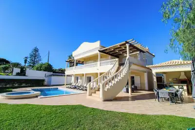 Image de Terras Altas 21, 4-bedroom villa with pool, garden and a superb outdoor kitchen.