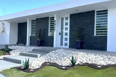 Image de Outdoor Pool with Bar-B-Q & Television, Indoor Pool Table, Indoor Bar, Ps5, Etc.