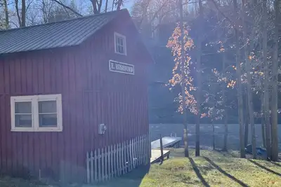 Image de 2-bedroom lakefront cottage on Rushford Lake with private dock.