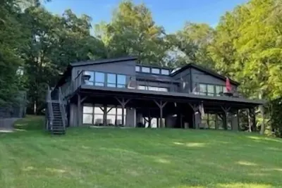 Image de Lake Front! 8 bedroom* Hot Tub! Dock! Fire Pit! Game Room!