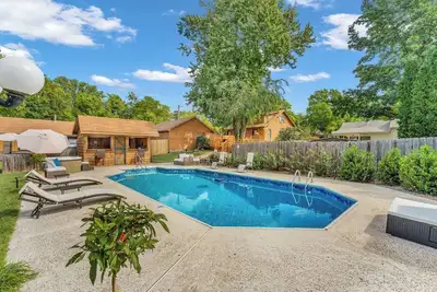Image de The Wreath House. A resort style property located in Manhattan, Kansas.