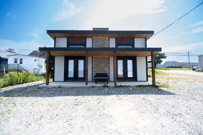 Image de Charming Dockside Escape: Life by the Ocean