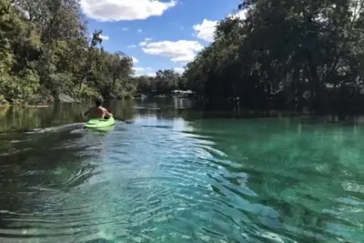 Image de Luxe home less than 1 mile from the Rainbow River! Float, kayak, swim & hike!