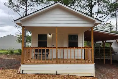 Image de Tiny Home in Leesburg - Convenient to Leesburg Landing and Cherokee Rock Village