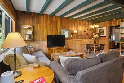 Image de Rainier's Iconic Cabin with Forest Views-WiFi-Hot Tub