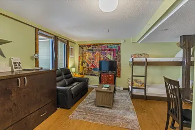 Image de Charming Studio Suite w/ Deck, Bbq & Ski Locker – Ideal for small groups!