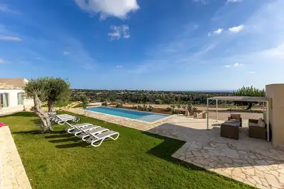Image de Villa 'Casale Degli Ulivi Con Piscina' avec vue sur les montagnes, Wi-Fi et climatisation