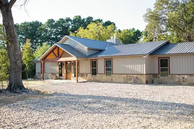 Image de Cozy 4 bedroom Lodge close to I-30 and local wedding venues