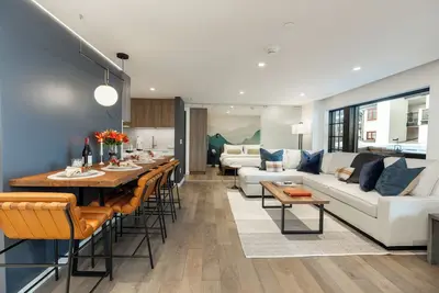 Image de Updated Modern Condo overlooking Vail Village, steps away from Gondola + hot tub
