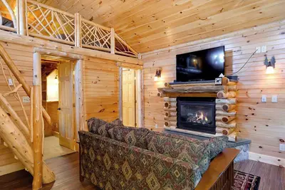 Image de Cozy Cabin with second floor loft, fireplace, campfire pits, and kitchen