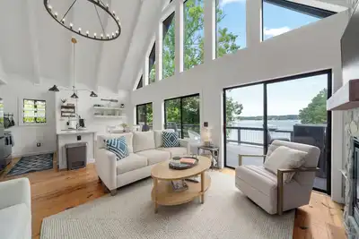 Image de Charming Cottage on Lake Keowee with Private Boat Dock