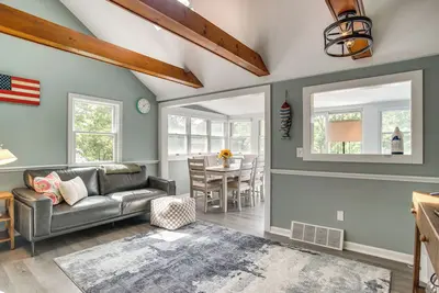 Image de Waterfront Cape Cod Cottage on Peter's Pond