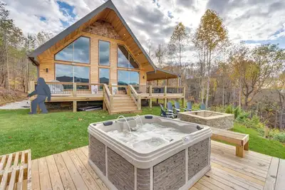 Image de Nantahala Forest Cabin w/ Fire Pits & Hot Tub!