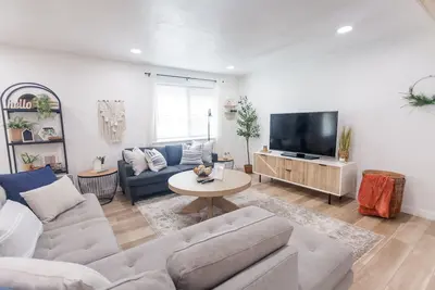 Image de Modern & Spacious 4-bedroom Home 15 min to U of O, 11 min from Airport