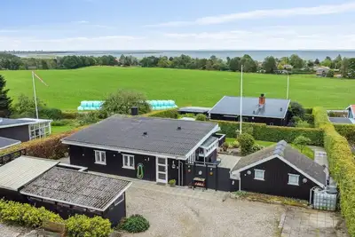 Image de \"Yngvy\" - 500m from the sea by Interhome