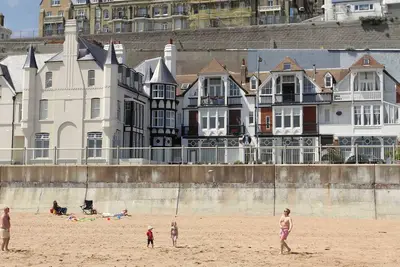 Image de seaside historic house with smugglers caves!