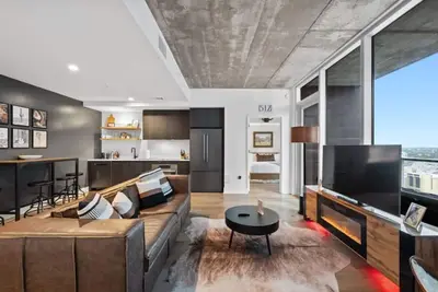 Image de 2bd Luxe Condo | Pool | Views | Walk to Rainey St