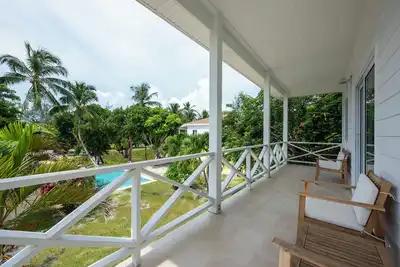 Image de Brand New Stylish Apartment, Pool and Beach Access, Short Walk to Town