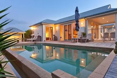 Image de Blue Horizon Pool and court walk to Sorrento township