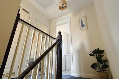 Image de Great Home Close To The Embankment Free Parking and Self Check in!