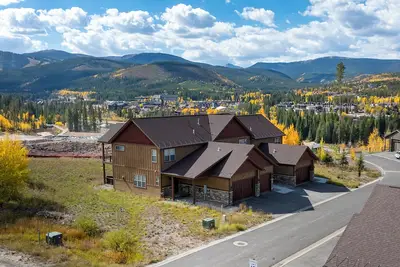 Image de Scenic Mountain Views in Dog-Friendly Home