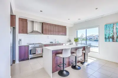 Image de StayAU 5br Idyllic Lakefront Escape Point Cook