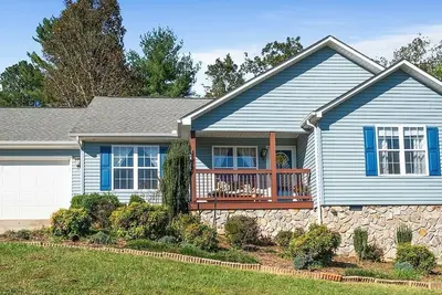 Image de Charming 3-bedroom house with WiFi and Ac in serene Morganton