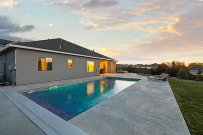 Image de Hilltop Haven w/ Pool & Hottub!