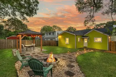Image de Stylish 4br  Haven: Serene Backyard and Fire Pit