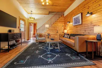 Image de Cozy, updated 3 Br w/ king bed-two blocks to main. Unwind in comfort