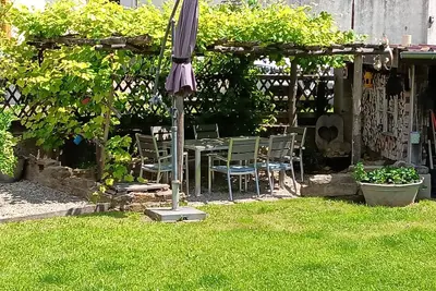 Image de Quietly located, spacious top floor apartment in two-family house.